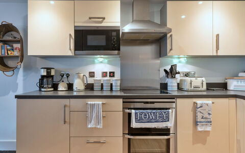 Fowey 602: Küchengerät, Küche, Major Appliance, Möbel, Cabinetry, Countertop, Interior Design, Haushaltsgerät, Schublade, Flooring