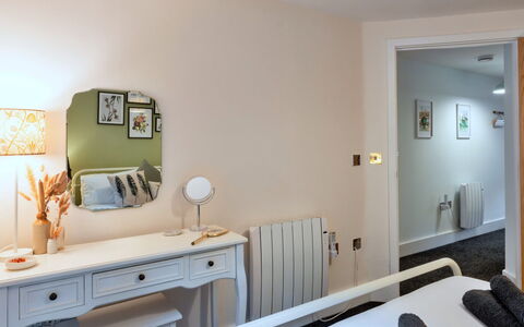 Fowey 602: Möbel, Bett, Interior Design, Schlafzimmer, Bedding, Wand, Bettdecke, Flooring, Fussboden, Zimmer