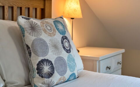 Smugglers Loft at Mixtow Creek: Möbel, Bett, Schlafzimmer, Bedding, Bettdecke, Linens, Interior Design, Kissen, Dekokissen, Textil