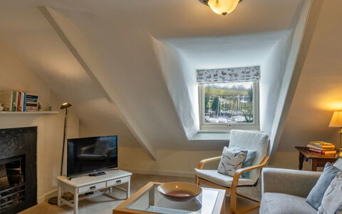 Smugglers Loft at Mixtow Creek: Möbel, Interior Design, Flooring, Decke, Fussboden, Holz, Zimmer, Beleuchtung, Wohnzimmer, Stuhl