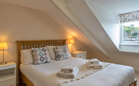 Smugglers Loft at Mixtow Creek: Möbel, Bett, Schlafzimmer, Interior Design, Bedding, Holz, Bettdecke, Fussboden, Decke, Flooring