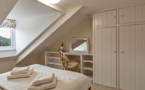 Smugglers Loft at Mixtow Creek: Bett, Möbel, Schlafzimmer, Interior Design, Wand, Bedding, Bettdecke, Holz, Decke, Flooring