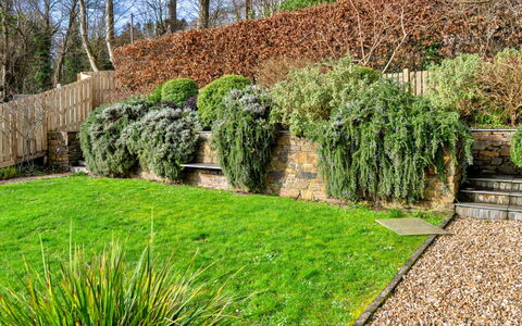 Smugglers Loft at Mixtow Creek: Garten, Strauch, Pflanzengemeinschaft, Ground, Hecke, Landscaping, Hinterhof, Walkway, Garten