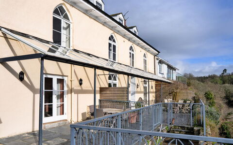 Captain'S Cottage at Mixtow Creek: Dach, Zuhause, Hütte, Geländer, Estate, Schiebefenster, Veranda, Treppe, Zaun, Baluster