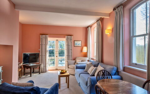 Captain'S Cottage at Mixtow Creek: Möbel, Interior Design, Decke, Flooring, Fussboden, Zimmer, Zuhause, Stuhl, Wohnzimmer, Wohnung