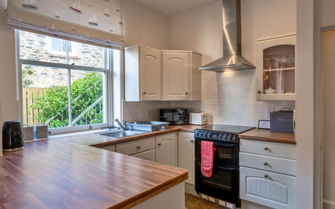 Captain'S Cottage at Mixtow Creek: Küchengerät, Küche, Countertop, Interior Design, Cabinetry, Flooring, Major Appliance, Wand, Holz, Haushaltsgerät