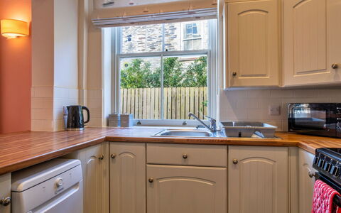 Captain'S Cottage at Mixtow Creek: Küche, Küchengerät, Countertop, Interior Design, Major Appliance, Cabinetry, Holz, Flooring, Decke, Haushaltsgerät