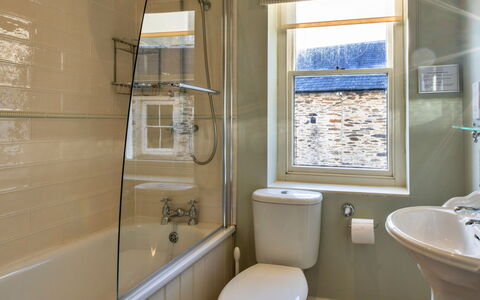 Captain'S Cottage at Mixtow Creek: Badezimmer, Toilleten Sitz, Wand, Armatur, Toilette, Flooring, Interior Design, Fussboden, Installation, Badewanne