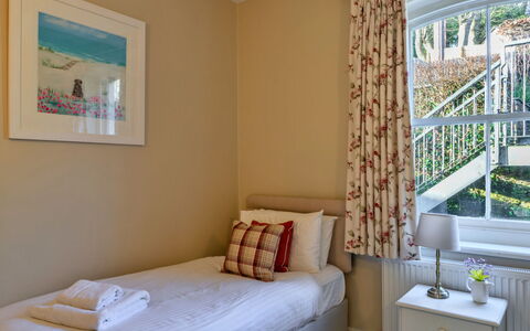 Captain'S Cottage at Mixtow Creek: Möbel, Bett, Interior Design, Schlafzimmer, Wand, Bedding, Bettdecke, Fussboden, Flooring, Holz