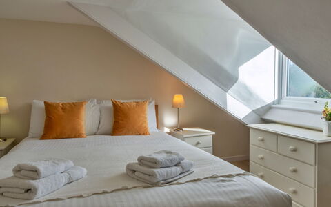 Bosuns Loft at Mixtow Creek: Bett, Interior Design, Möbel, Schlafzimmer, Bettdecke, Flooring, Bedding, Fussboden, Holz, Decke