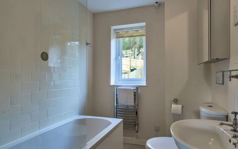 Bosuns Loft at Mixtow Creek: Badezimmer, Armatur, Wand, Flooring, Interior Design, Fussboden, Badewanne, Bad Sink, Zapfhahn, Sinken