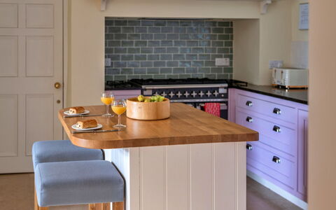 Kits House at Mixtow Creek: Möbel, Küche, Countertop, Interior Design, Flooring, Cabinetry, Küchengerät, Holz, Fussboden, Major Appliance