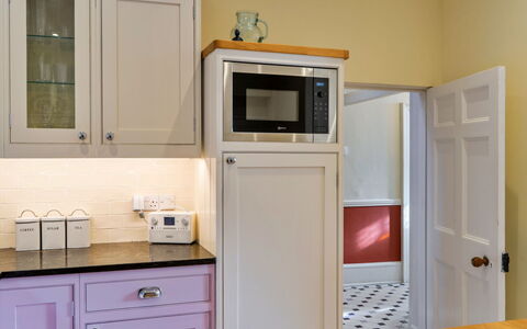 Kits House at Mixtow Creek: Küchengerät, Major Appliance, Holz, Cabinetry, Flooring, Interior Design, Küche, Fussboden, Schrank, Zimmer