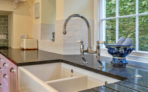 Kits House at Mixtow Creek: Countertop, Küche, Armatur, Sinken, Spüle, Interior Design, Zapfhahn, Cabinetry, Installation, Flooring