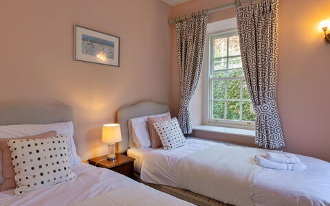 Kits House at Mixtow Creek: Bett, Schlafzimmer, Bedding, Bettdecke, Interior Design, Möbel, Textil, Linens, Bettrahmen, Fussboden