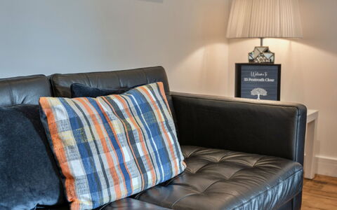 Salt & Stone: Möbel, Couch, Interior Design, Wohnzimmer, Zuhause, Flooring, Fussboden, Dekokissen, Zimmer