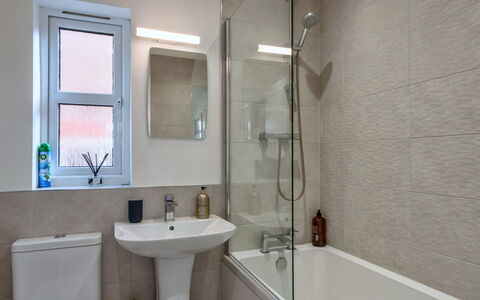 Salt & Stone: Badezimmer, Armatur, Flooring, Wand, Fussboden, Sinken, Interior Design, Bad Sink, Badewanne, Zapfhahn