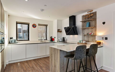 No.1 Sand Banks: Möbel, Interior Design, Flooring, Holz, Countertop, Küche, Decke, Fussboden, Light Fixture, Cabinetry