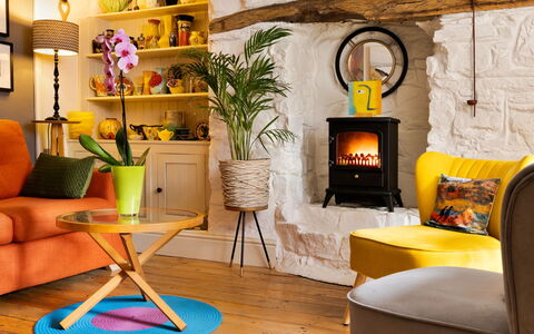 Wallis Cottage: Möbel, Interior Design, Holz, Gelb, Flooring, Fussboden, Feuerstelle, Wohnzimmer, Beleuchtung, Zimmer