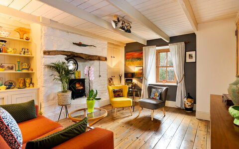 Wallis Cottage: Möbel, Interior Design, Flooring, Wand, Fussboden, Couch, Stuhl, Holz, Decke, Wohnzimmer