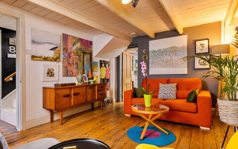 Wallis Cottage: Möbel, Interior Design, Flooring, Wand, Couch, Fussboden, Holz, Wohnzimmer, Holzboden, Decke