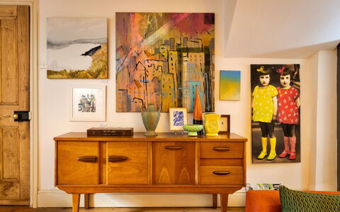 Wallis Cottage: Bilderrahmen, Interior Design, Möbel, Farbe, Wohnzimmer, Holzbeize, Moderne Kunst, Schublade, Anrichte, Lack