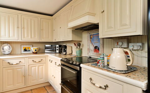 Wallis Cottage: Küchengerät, Küche, Cabinetry, Countertop, Major Appliance, Holz, Schublade, Interior Design, Möbel, Schrank