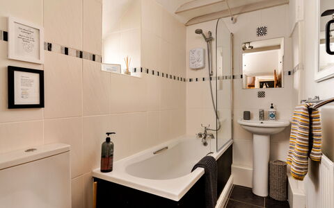 Wallis Cottage: Badezimmer, Armatur, Interior Design, Sinken, Flooring, Zapfhahn, Badewanne, Fussboden, Installation, Bad Sink