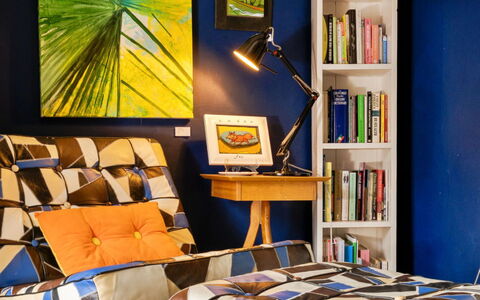 Wallis Cottage: Möbel, Blau, Interior Design, Gelb, Flooring, Textil, Stuhl, Fussboden, Wohnzimmer, Beleuchtung