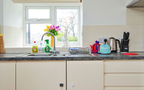 Arfron: Küche, Küchengerät, Countertop, Major Appliance, Cabinetry, Interior Design, Flooring, Haushaltsgerät, Spüle, Zimmer