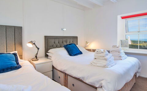 Arfron: Bett, Schlafzimmer, Möbel, Bedding, Bettdecke, Interior Design, Fussboden, Decke, Bettrahmen, Flooring