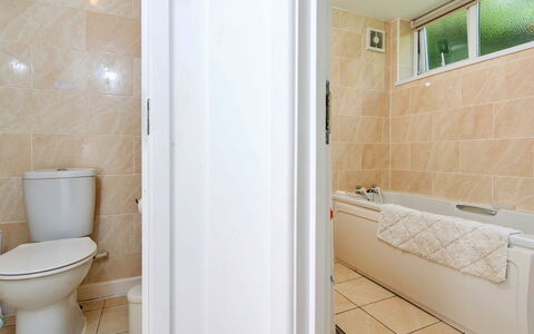 Arfron: Armatur, Flooring, Badezimmer, Fussboden, Interior Design, Installation, Tür, Sinken, Badewanne, Zapfhahn