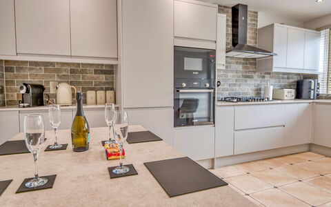 Dockyard House: Küchengerät, Küche, Countertop, Cabinetry, Interior Design, Major Appliance, Flooring, Möbel, Haushaltsgerät, Holz