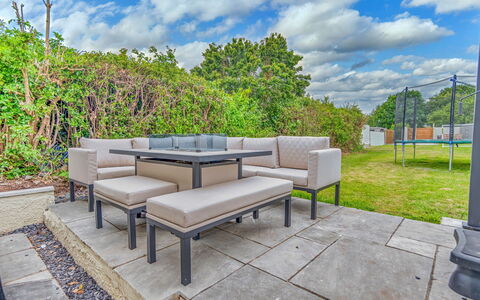 Dockyard House: Möbel, Gartenmöbel, Öffentlicher Raum, Stuhl, Garten, Tisch Im Freien, Terrasse, Couch
