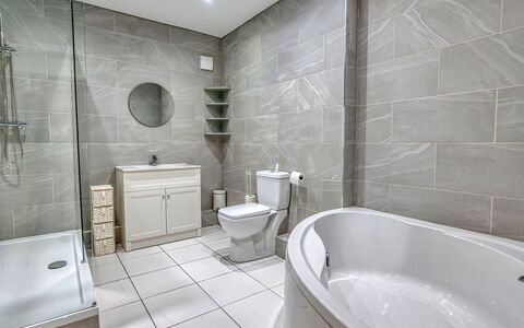 Dockyard House: Flooring, Interior Design, Fussboden, Wand, Badezimmer, Armatur, Decke, Fliese, Zuhause, Installation