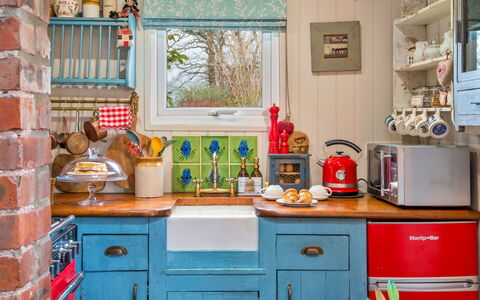 Y Golchdy: Küche, Küchengerät, Interior Design, Major Appliance, Countertop, Möbel, Cabinetry, Beleuchtung, Zimmer, Zuhause