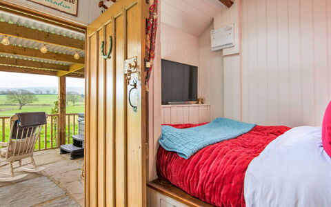 Y Golchdy: Holz, Möbel, Interior Design, Fussboden, Holzbeize, Schlafzimmer, Hartholz, Bett, Bettrahmen, Lack