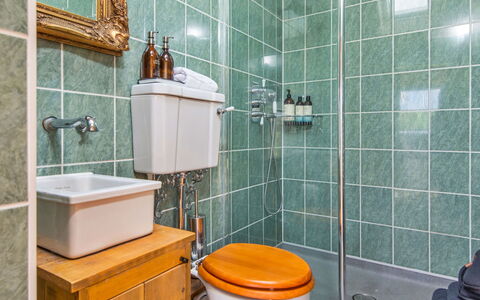 Y Golchdy: Badezimmer, Armatur, Toilleten Sitz, Bad Sink, Toilette, Sinken, Zapfhahn, Flooring, Installation, Fussboden