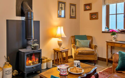 Gablebach: Möbel, Interior Design, Flooring, Holz, Feuerstelle, Zimmer, Beleuchtung, Fussboden, Wohnzimmer, Bilderrahmen