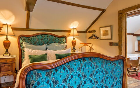 Gablebach: Möbel, Interior Design, Holz, Schlafzimmer, Beleuchtung, Bett, Decke, Bedding, Zimmer, Bettdecke