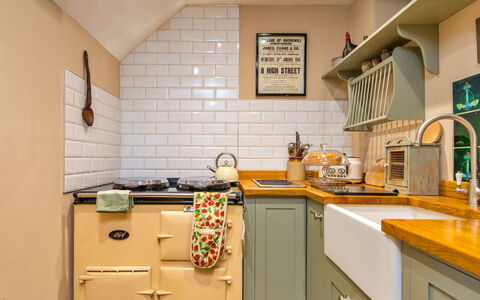 Gablebach: Küche, Küchengerät, Countertop, Major Appliance, Cabinetry, Interior Design, Herd, Holz, Herd, Möbel
