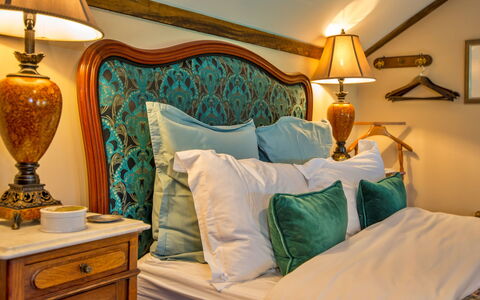 Gablebach: Möbel, Interior Design, Schlafzimmer, Bett, Holz, Bedding, Linens, Beleuchtung, Bettdecke, Textil