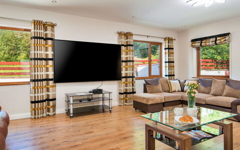 Bryncoch Retreat: Möbel, Interior Design, Flooring, Holz, Fussboden, Couch, Zuhause, Wohnzimmer, Zimmer, Beleuchtung