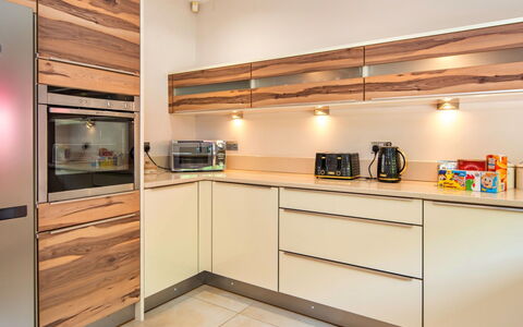 Bryncoch Retreat: Holz, Flooring, Interior Design, Cabinetry, Countertop, Küchengerät, Möbel, Decke, Küche, Fussboden