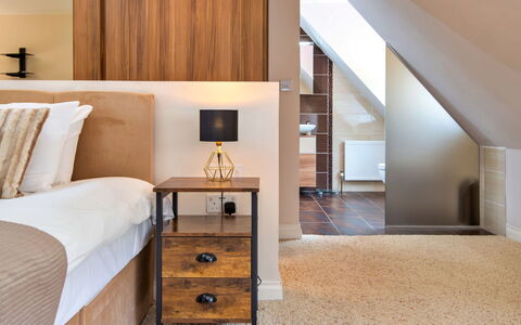 Bryncoch Retreat: Möbel, Interior Design, Wand, Bett, Flooring, Schlafzimmer, Holz, Fussboden, Decke, Zimmer