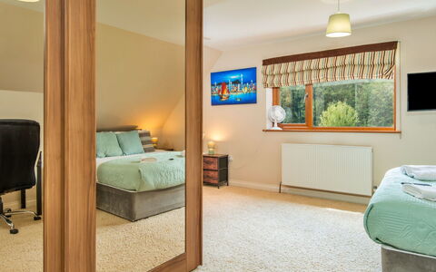 Bryncoch Retreat: Möbel, Interior Design, Flooring, Wand, Fussboden, Holz, Bett, Decke, Schlafzimmer, Zimmer