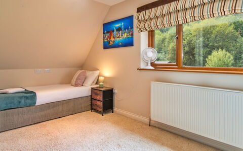 Bryncoch Retreat: Interior Design, Möbel, Wand, Flooring, Fussboden, Holz, Bett, Decke, Zimmer, Schlafzimmer