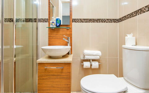 Bryncoch Retreat: Badezimmer, Armatur, Flooring, Sinken, Toilette, Toilleten Sitz, Fussboden, Bad Sink, Interior Design, Zapfhahn
