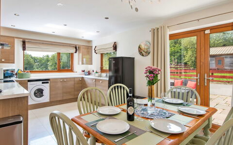 Bryncoch Lodge: Interior Design, Zimmerpflanze, Holzbeize, Hartholz, Countertop, Lack, Haushaltsgerät, Küche & Esszimmer Tisch, Wohnzimmer