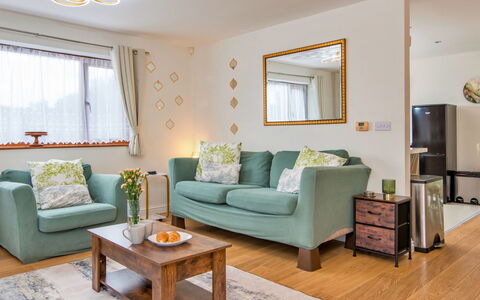 Bryncoch Lodge: Möbel, Interior Design, Couch, Flooring, Holz, Fussboden, Zimmer, Wohnzimmer, Tabelle, Beleuchtung